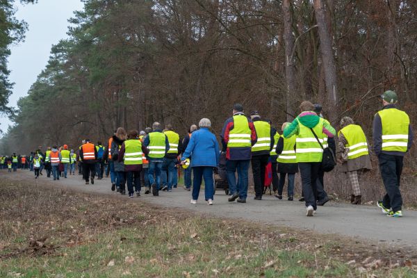 Demonstranten auf dem Weg in den Wald